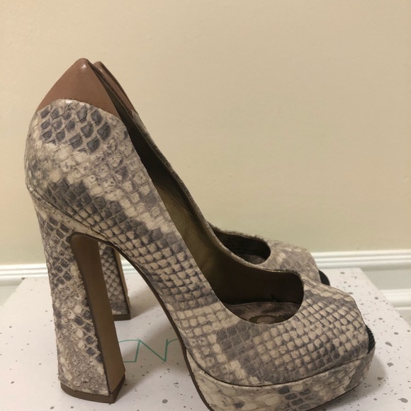 Wedge heel. Size 4 - Picture 2 of 4